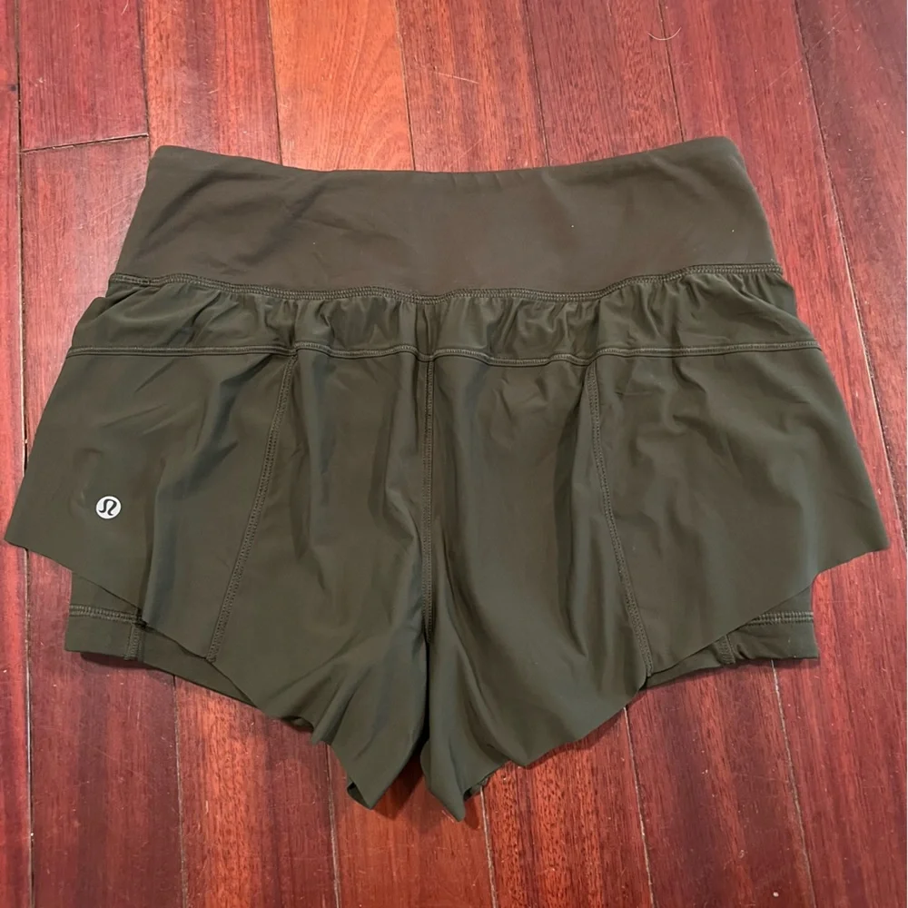 Lululemon shorts green size 6 - Picture 2 of 4